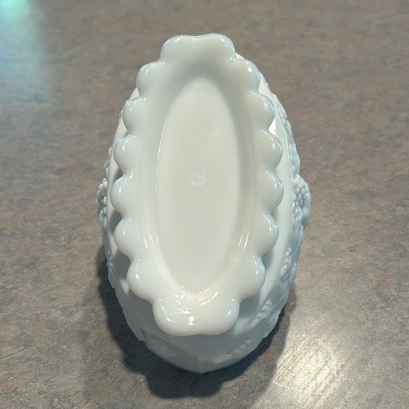Small vintage milk, glass trinket basket. Leaf and grape pattern. - Picture 4 of 5